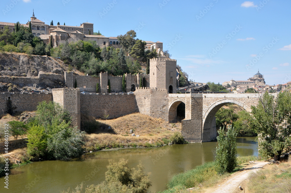 Río Tajo y puente de San Martín una de las entradas a la histórica ciudad de Toledo