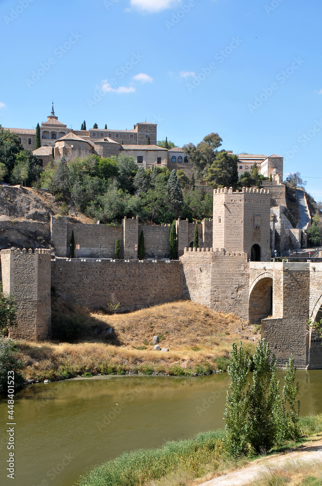 Río Tajo y puente de Alcántara, una de las entradas a la histórica ciudad de Toledo
