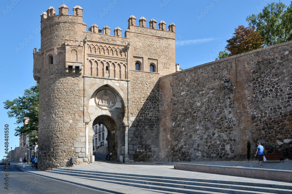 Fototapeta premium Puerta del Sol en le centro histórico de la ciudad de Toledo 