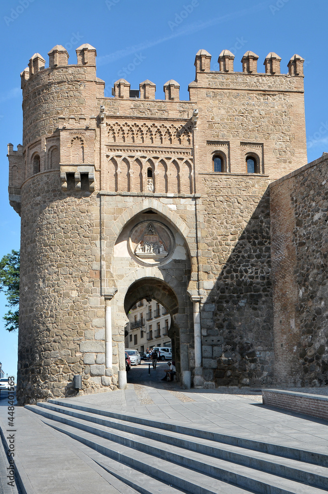Vista en detalle de la Puerta del Sol en el centro histórico de la ciudad de Toledo 