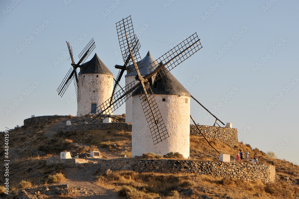 Grupo de molinos de viento en el pueblo de Consuegra de la provincia de Toledo, España Grupo de molinos de viento en el pueblo de Consuegra de la provincia de Toledo, España