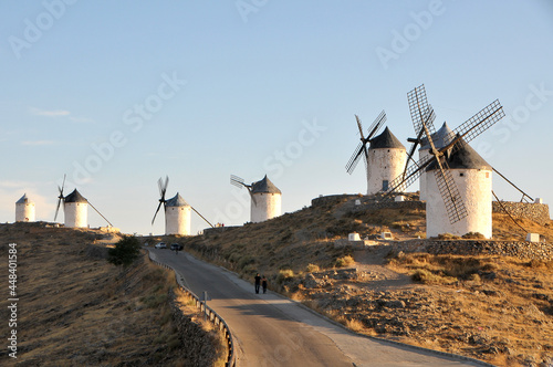 Carretera y molinos de viento en el municipio de Consuegra, provincia de Toledo, España