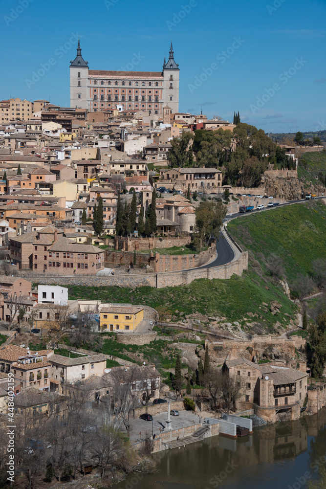 Vista de la ciudad de Toledo con el Alcázar y el río Tajo