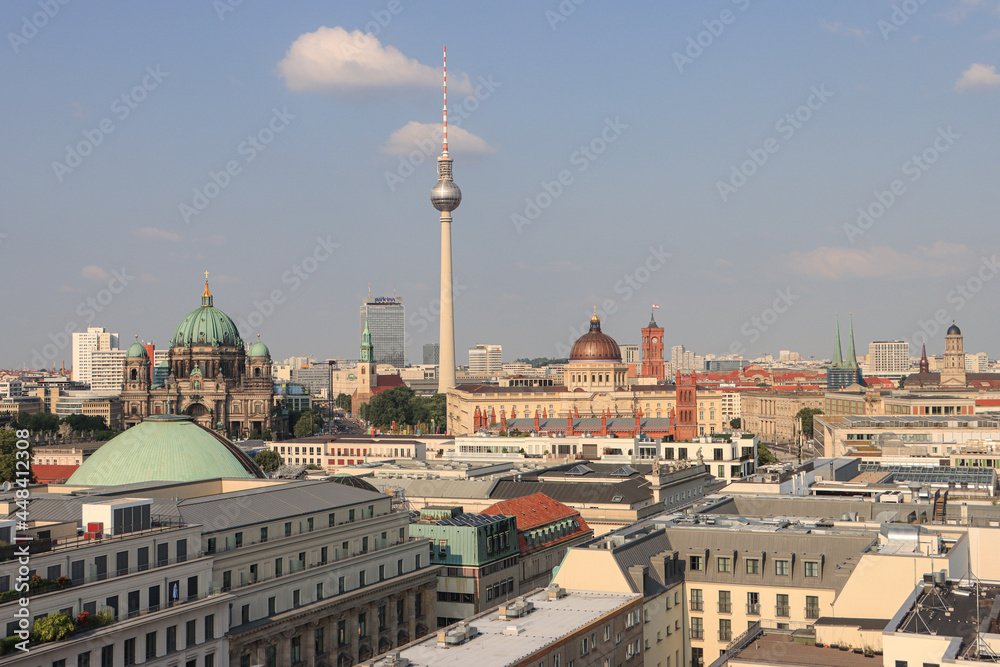 Fototapeta premium Berlin Panorama; Blick vom Französischen Dom nach Osten