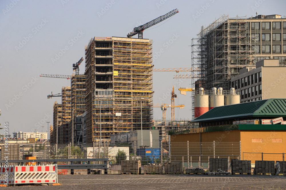 Naklejka premium Bauboom in Berlin; Europacity im Sommer 2021 (Quartier Heidestraße von Süden)