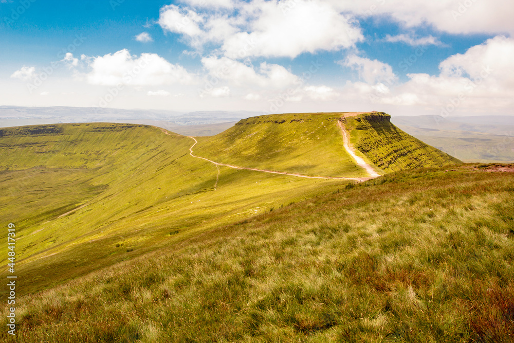 Brecon Beacons, Wales, UK. A walkling path to the summit of Pen y Fan and Corn Du. - obrazy, fototapety, plakaty 