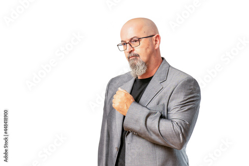 Hombre de negocios con traje gris hablando por el movil, haciendo fotos, expresiones sobre fondo blanco
