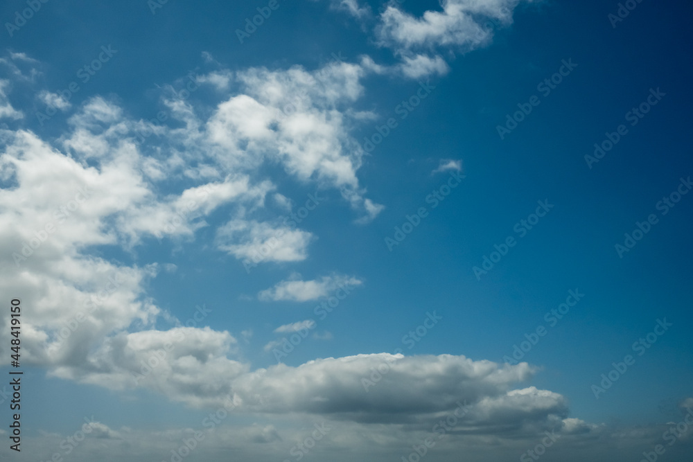 nuages dans un ciel bleu