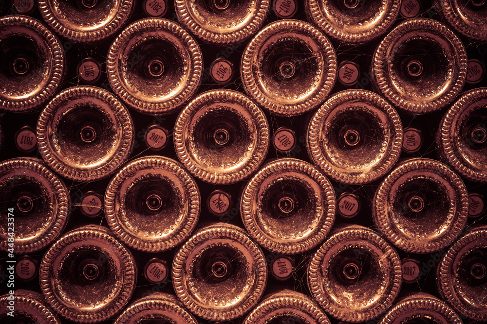 bouteilles couchées en cave