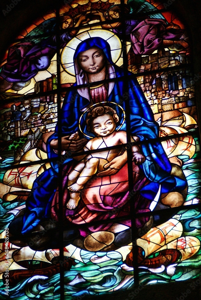 Fototapeta premium Vitrail de Marie avec l'enfant Jésus