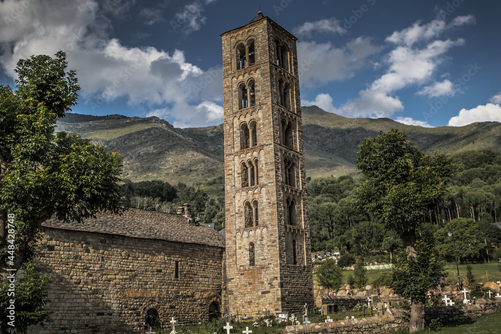 Historische Kirche aus dem Mittelalter in Taüll