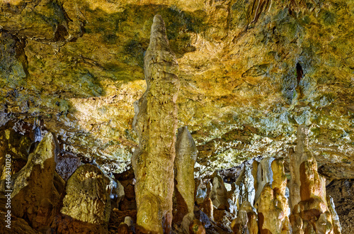 Großer Stalakmit in einer Tropfsteinhöhle photo