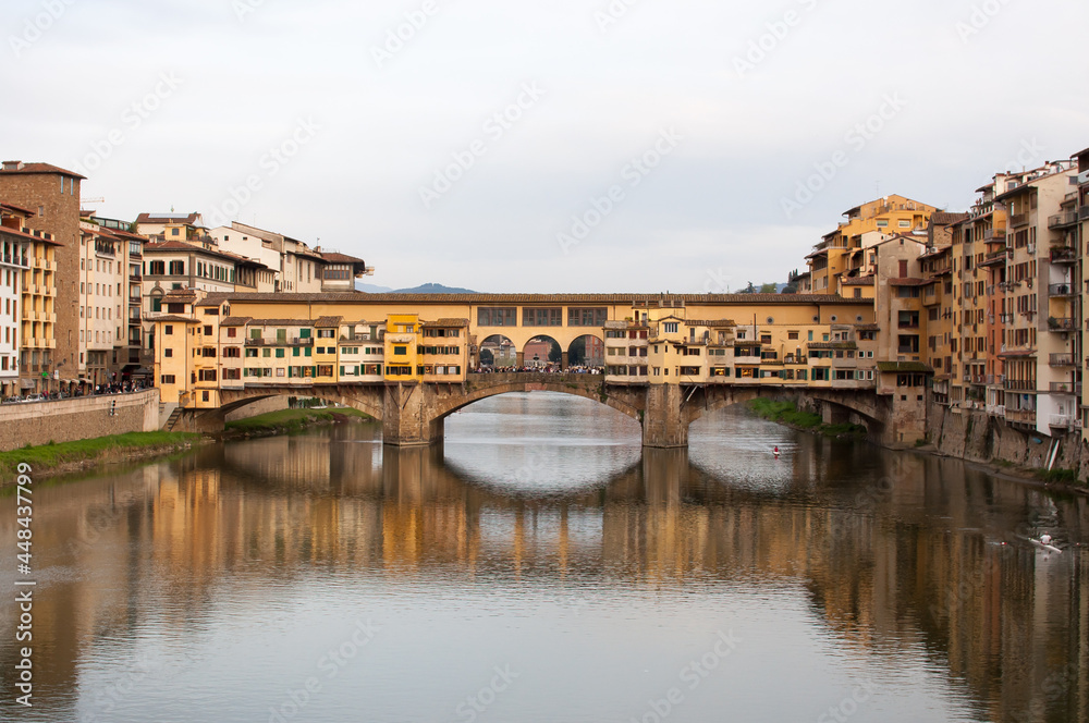 Fiorence, Ponte Vecchio - the oldest bridge in Fiorence, built in 1345 by the architect Neri di Fioravanti and has retained its original appearance to our days.