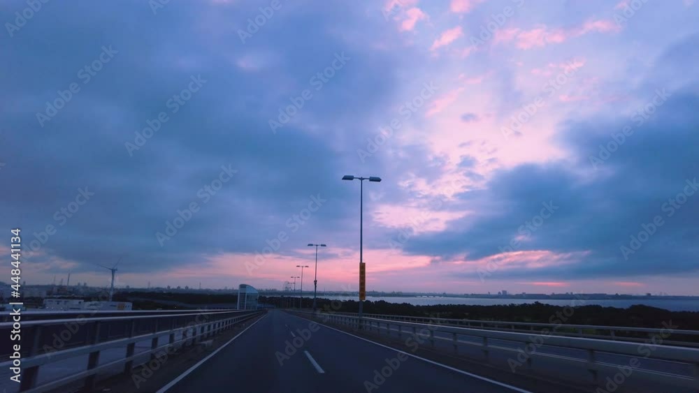東京ドライブ車窓　湾岸　東京ゲートブリッジ　朝焼け　雲　空