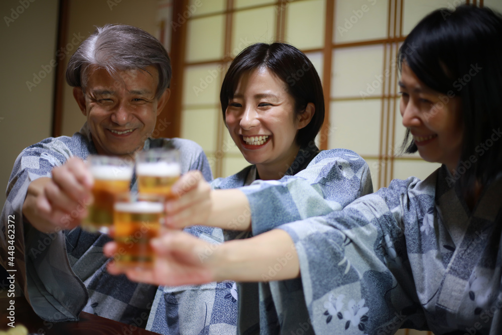 乾杯する家族 乾杯する家族