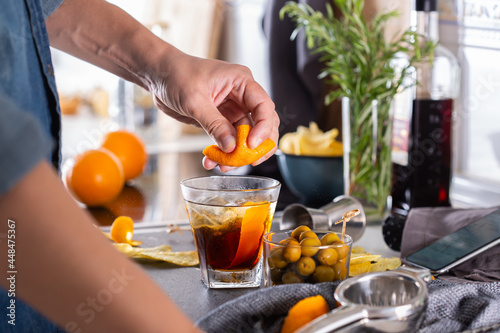 Photos Mixologist making refreshing cocktail with vermouth at home