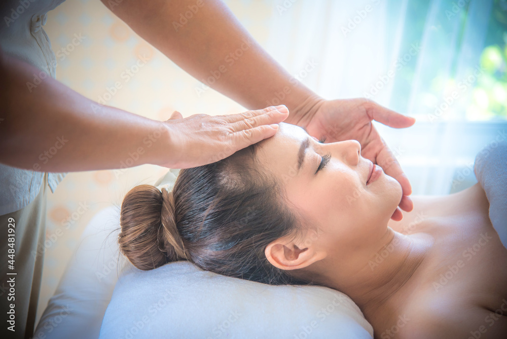 Naklejka premium Beautiful woman in spa getting face treatment. she is feeling relax and rest with a happy face, Beauty and health care concept.