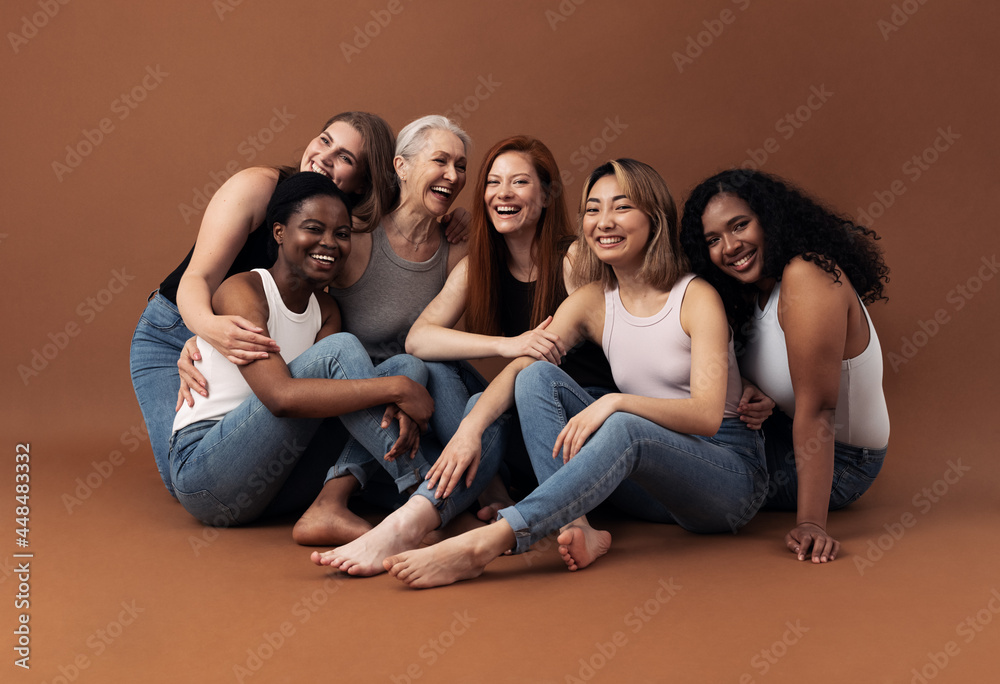 Φωτογραφία Portrait of six laughing women of different ages and body types sitting together
