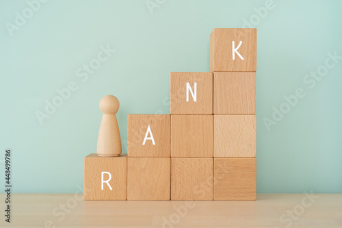 ランク｜「RANK」と書かれた積み木と人形