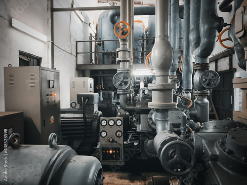 The air conditioning engine room, this decades-old air conditioner can still run and work to cool a room that is connected to the engine.