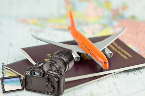 Concept voyages touristiques , appareil photo, passeport et avion  photo