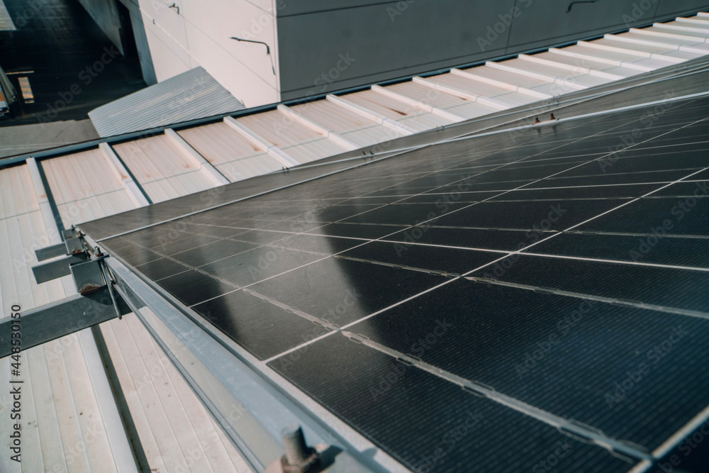 Fototapeta premium Paneles solares en techo de nave industrial