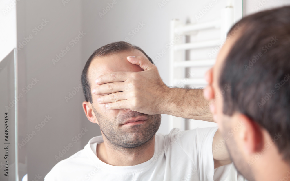 Obraz premium Caucasian sleepy man in front of mirror.