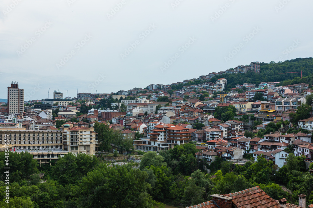 ブルガリア　ヴェリコ・タルノヴォの丘に広がる旧市街の街並み
