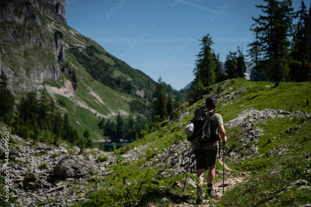 Junger Mann wandert bei schönem Wetter in den Bergen in Österreich Steiermark