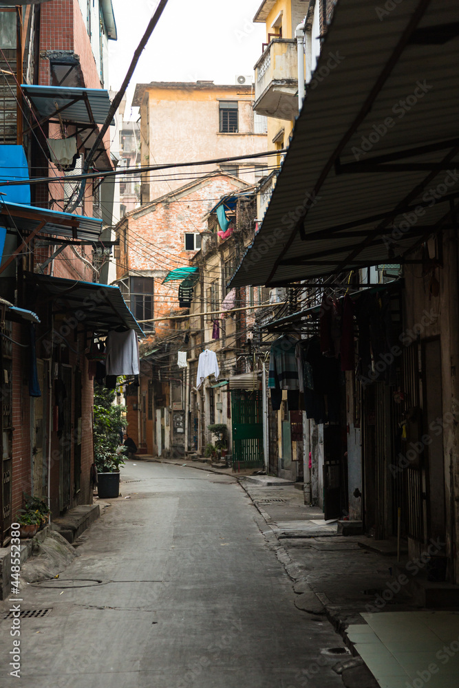 Fototapeta premium 中国 広州市の路地裏の街並み
