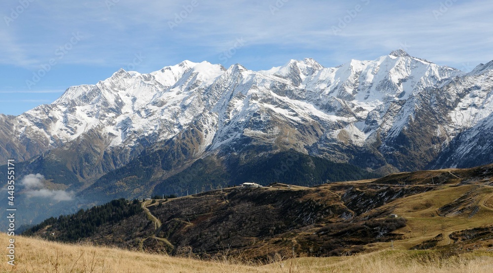 Massif montagneux vu du col du Joly en Savoie France	