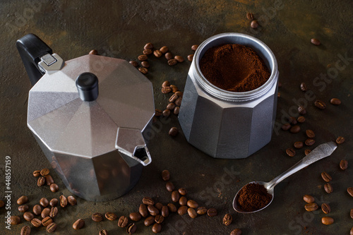 Photo Making espresso coffee. Moka pot.