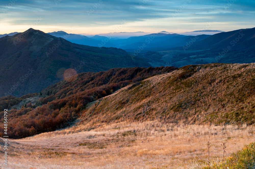 Fototapeta premium Sunrise seen from the summit of Połonina Wetlińska towards the Bieszczady peaks and the summit of Połonina Caryńska, the Bieszczady forest, the Bieszczady mountains, the Carpathians