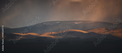 Schilderij op canvas sunset over the mountains