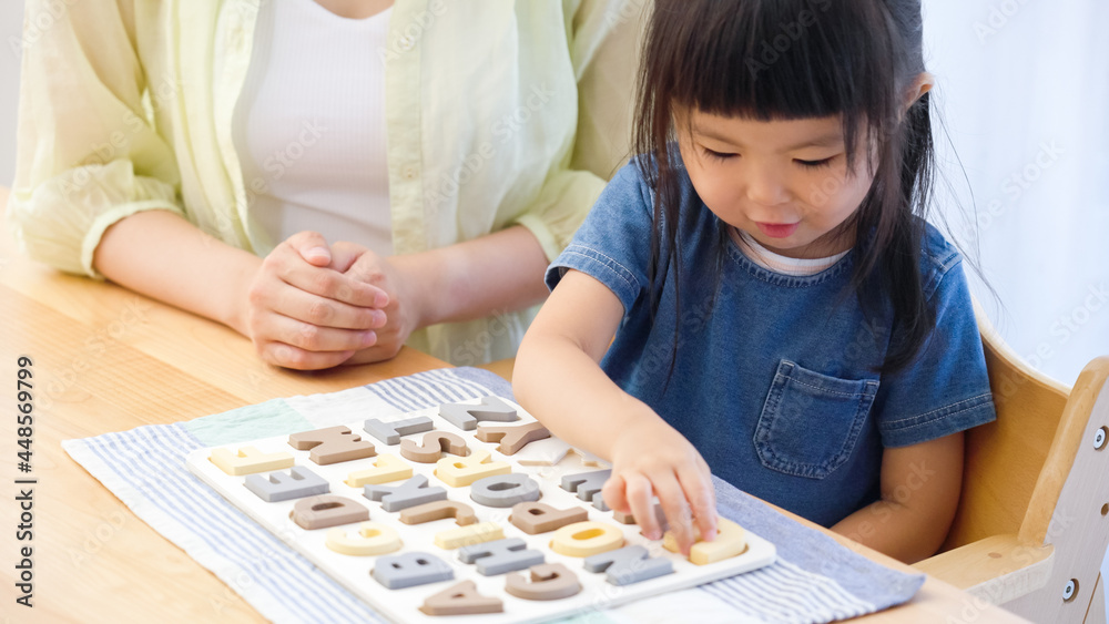 アルファベットパズルで英語の勉強をする子供 アルファベットパズルで英語の勉強をする子供