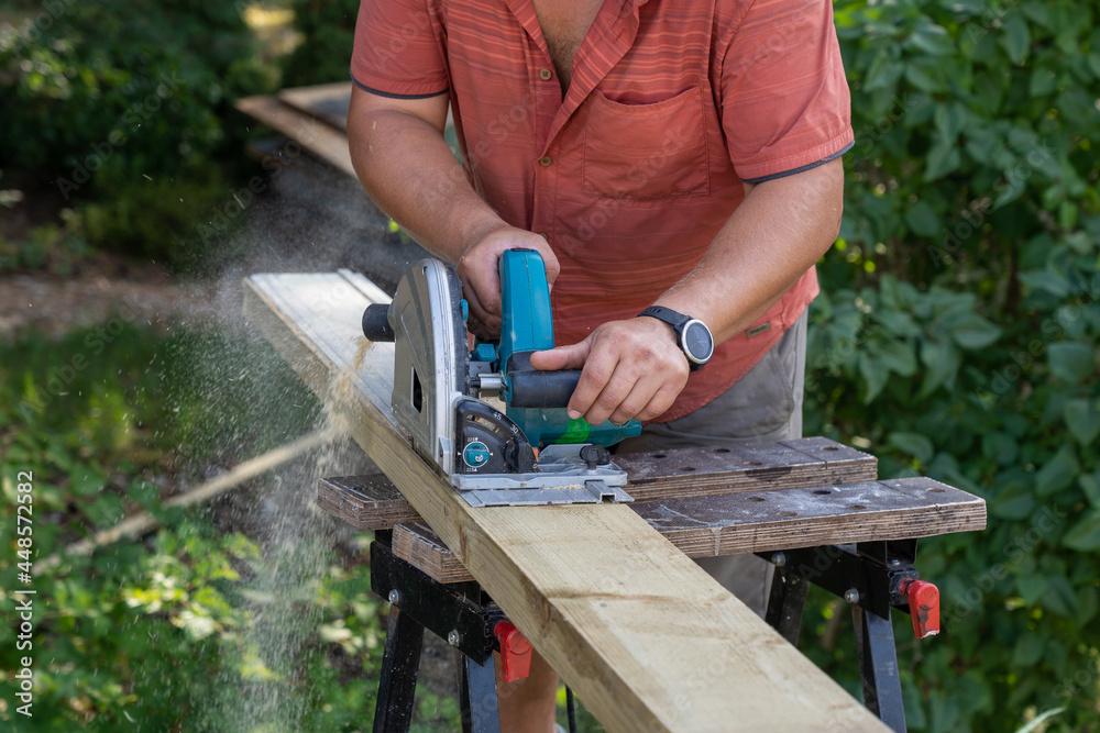 Plunge Cut Circular Saw when sawing wooden beams lengthwise