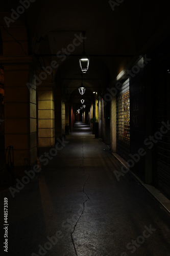 Strade e portici notturni di Modena