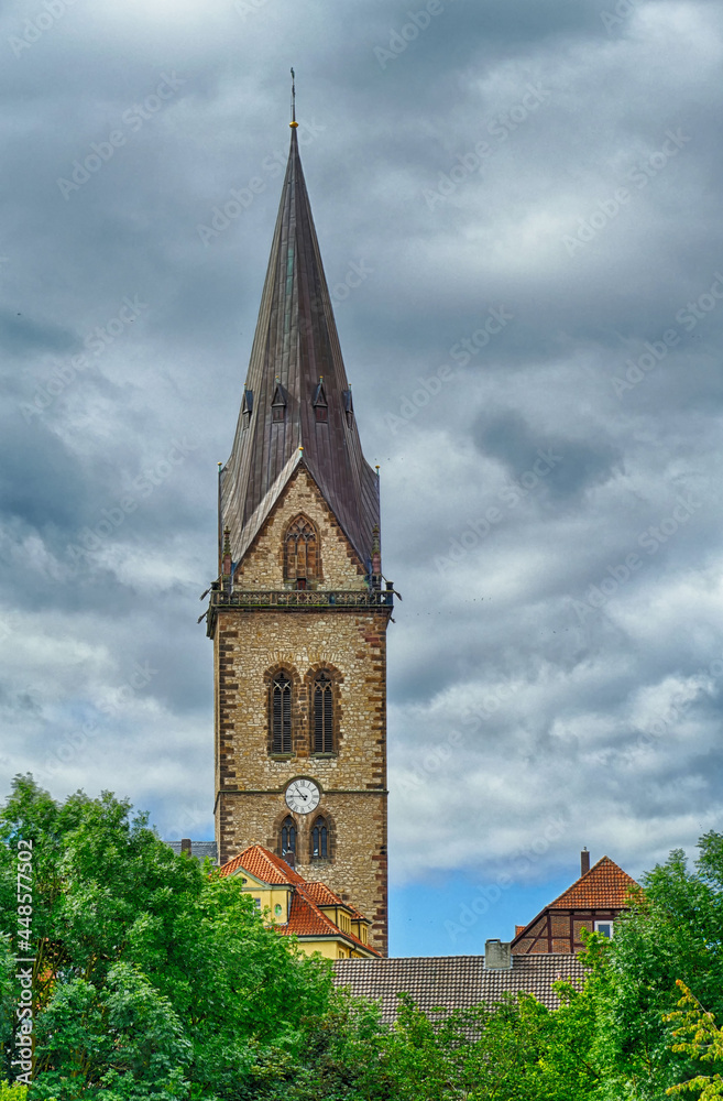 Historischer Kirchturm im Zentrum von Warburg