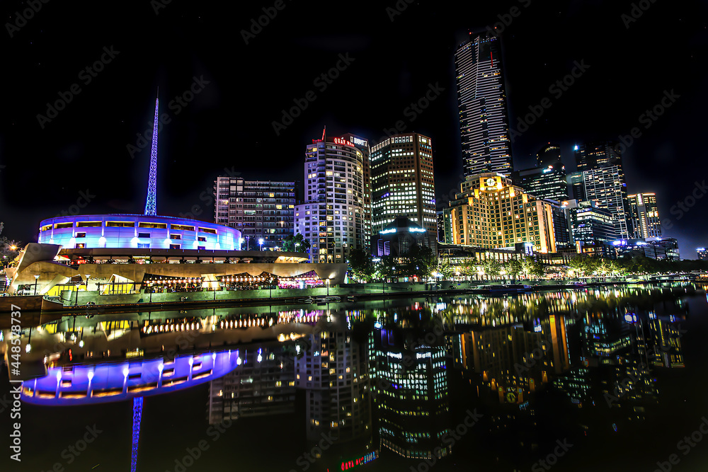MELBOURNE BY NIGHT