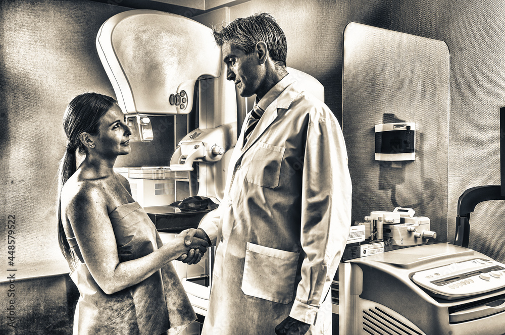Obraz premium Male doctor shaking hand with female patient in hospital
