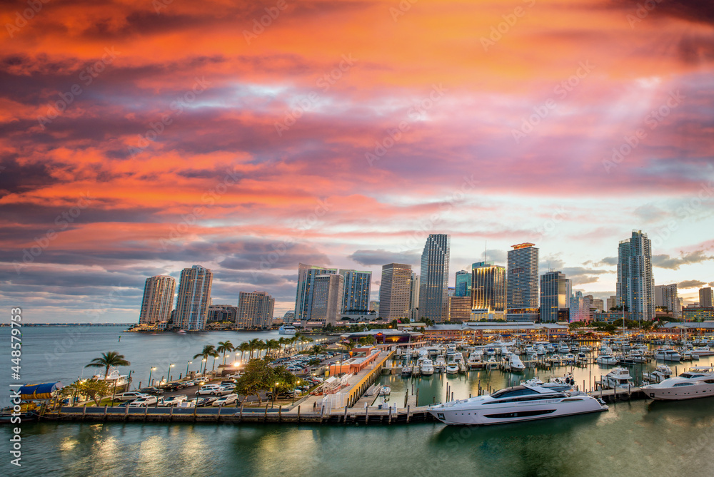 Fototapeta premium Amazing sunset colors of Miami. Downtown panoramic view