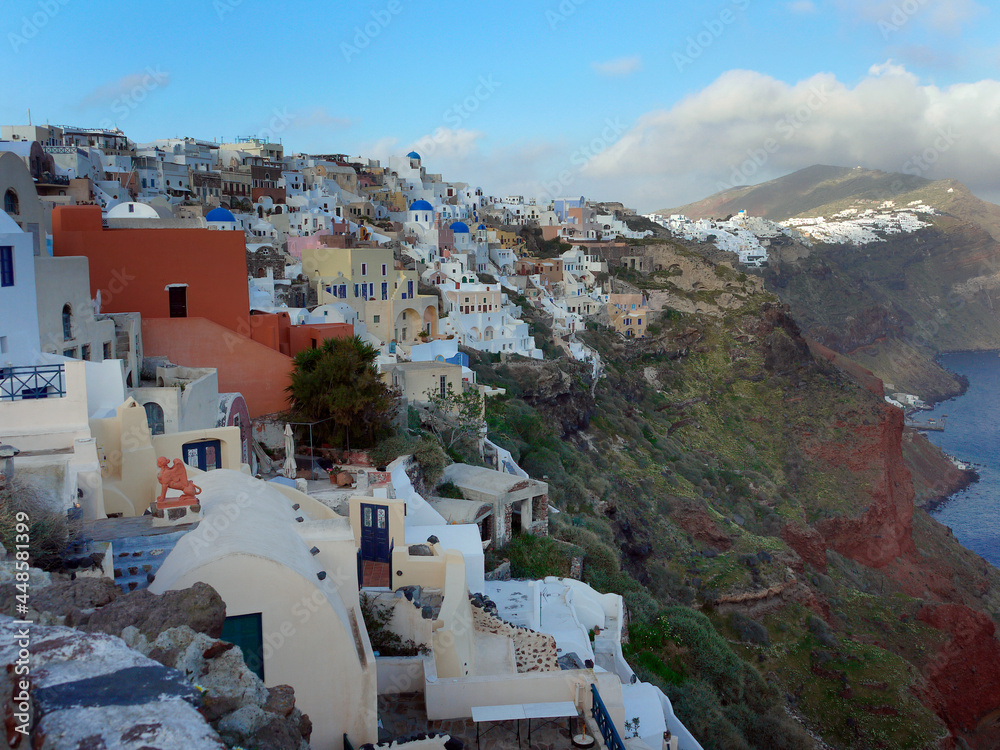 Fototapeta premium Coloful buildings blue sky oia santorini island
