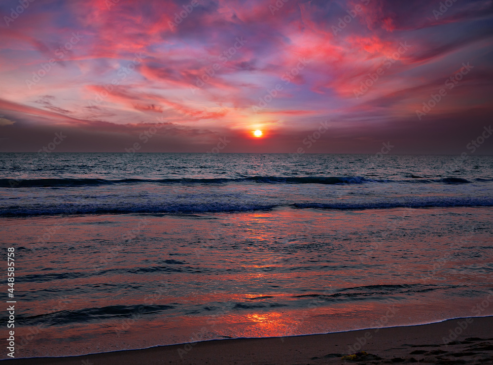 Obraz premium Sunset over the Indian Ocean. Varkala, India.