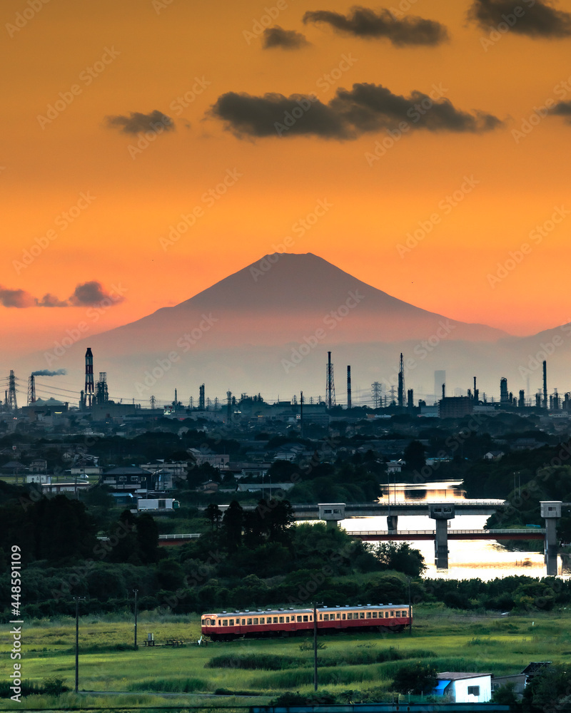Obraz premium 富士山とローカル鉄道