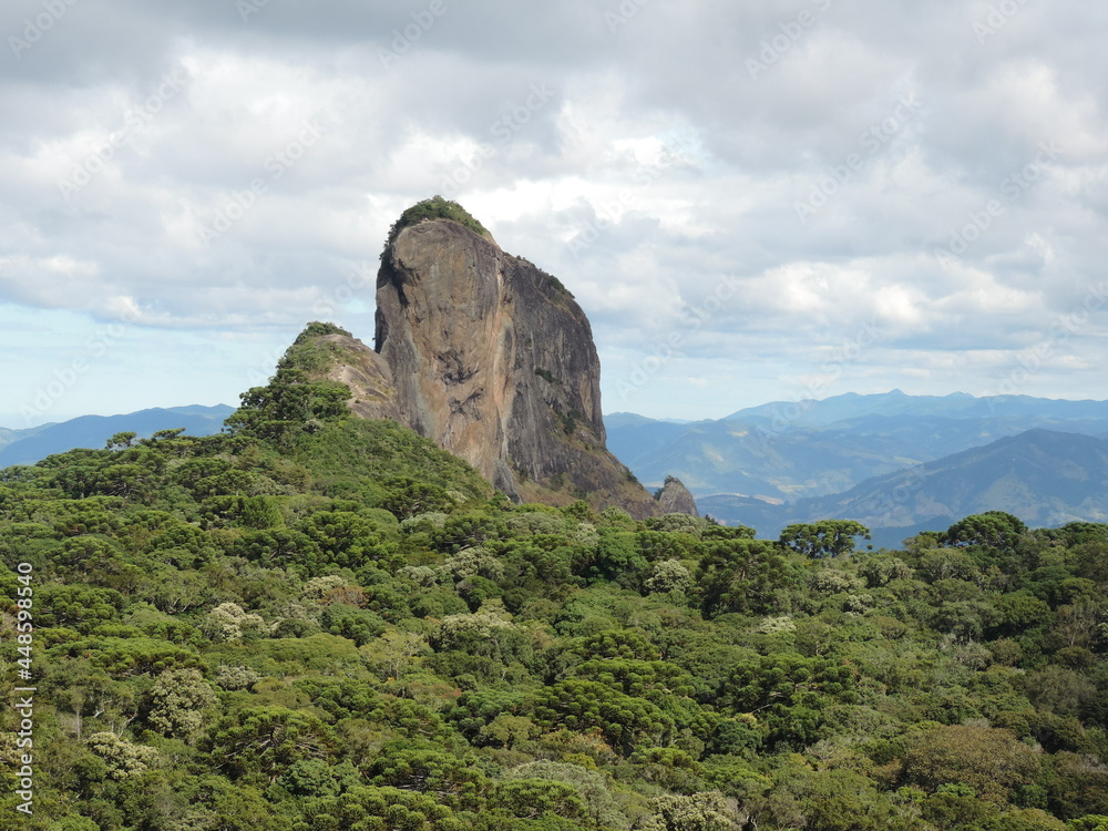 A Pedra do Baú é um Monumento Natural que pertence a um Área de Proteção Ambiental, com permissão a visitação através de trilhas em meio a mata, que abriga formações rochosas.