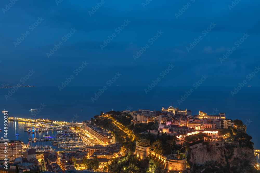 Le rocher de Monaco Monte Carlo et le palais princier sous la lumière des projecteurs à l'heure bleue