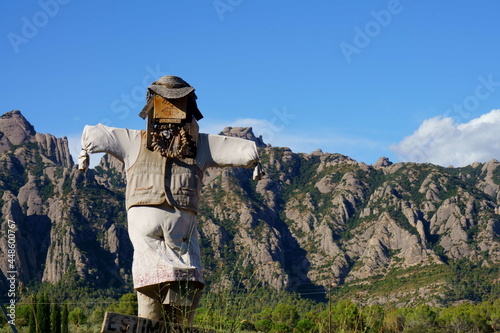 Espantapájaros con la Montaña de Montserrat al fondo. Cataluña, España.