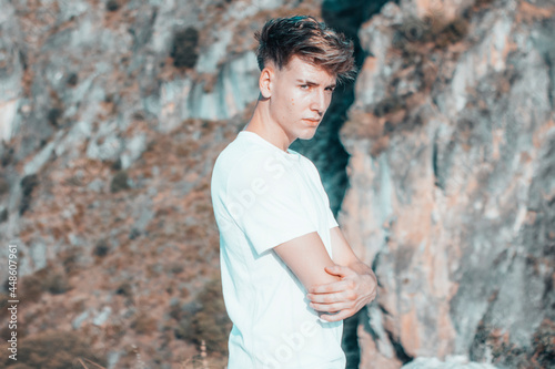 Hombre joven en la montaña con una actitud indignada