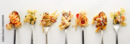 Obraz  z motywem Cutlery with various tasty pasta