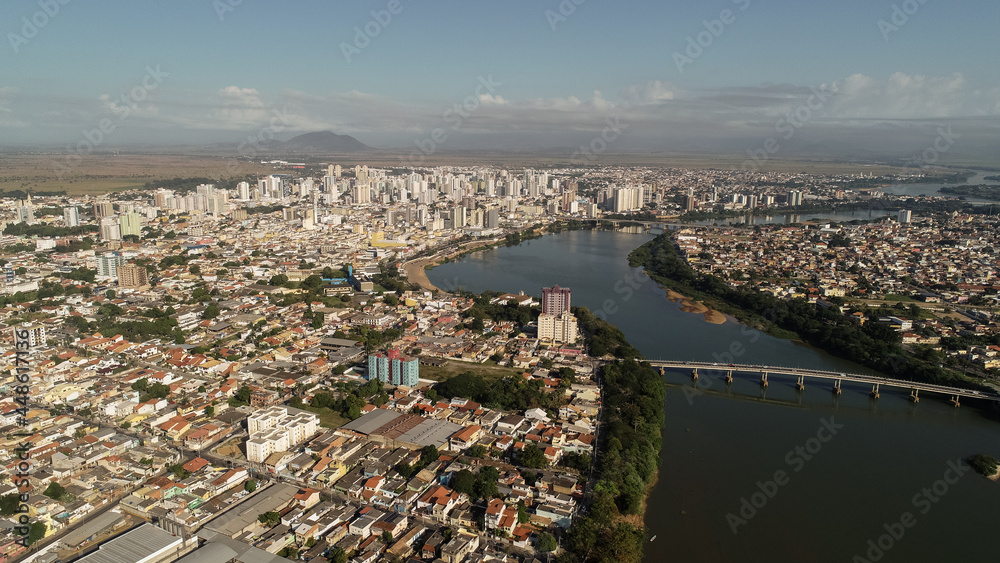 Obraz premium climate change is drying up rivers in brazil's interior - drone photo